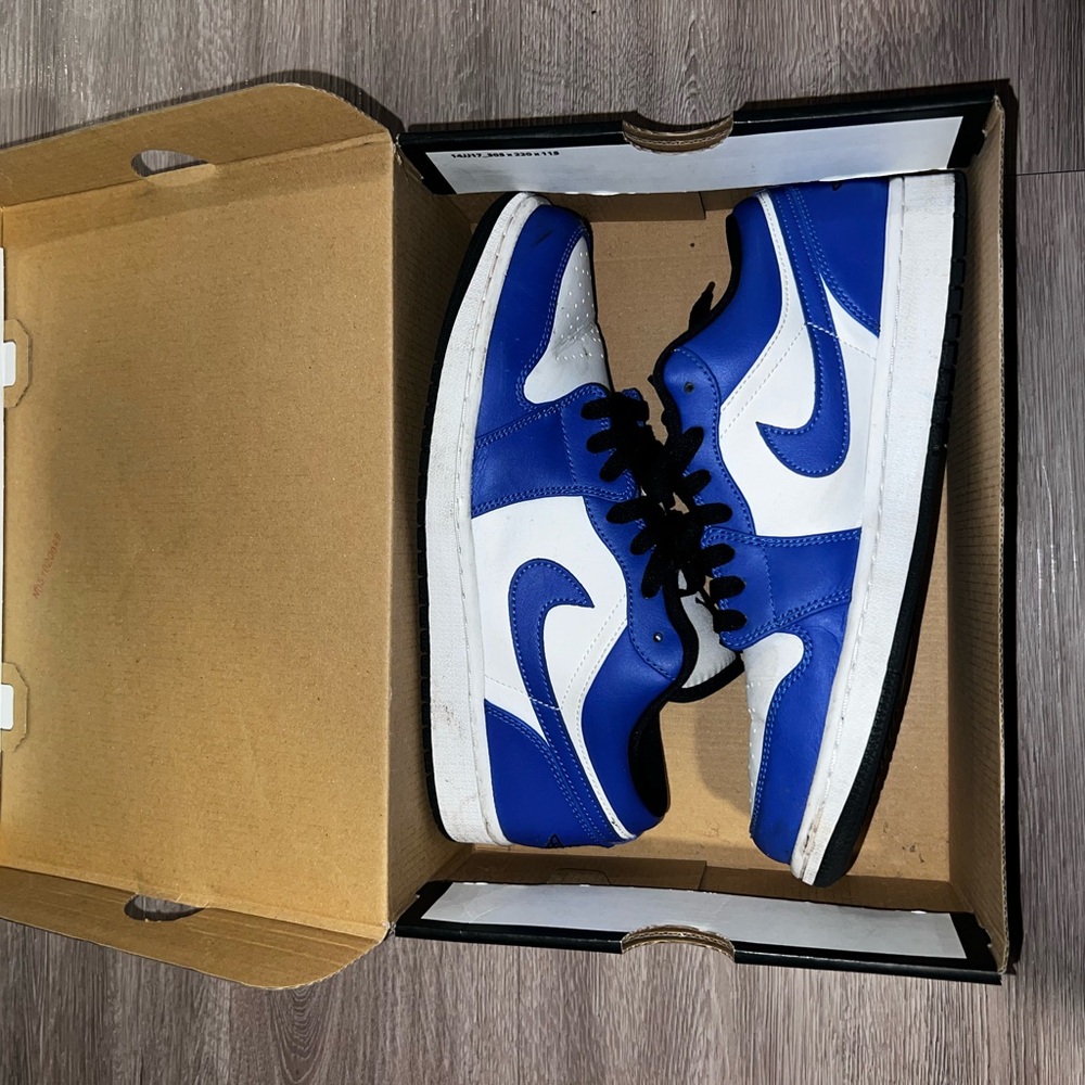 Jordan Men's Blue and White Sneakers